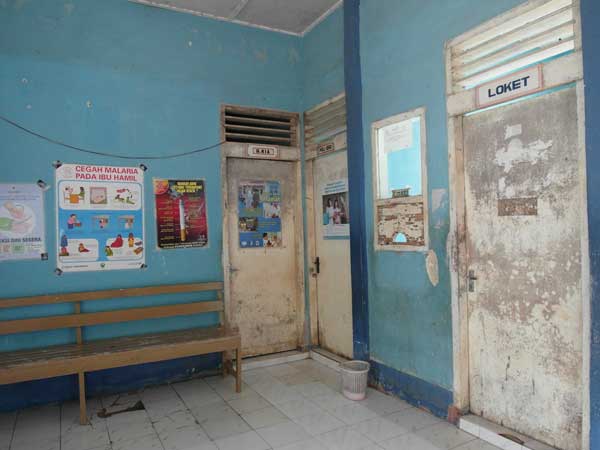 A neglected community health centre (puskesmas) in Lombok. Incentives for capital spending mean a new puskesmans has been built 10 kilometres away. This facility now languishes in the care of a single midwife (Elizabeth Pisani) pisani2