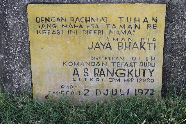 The plaque on Sanleko beach signifying the opening of the recreational park The plaque on Sanleko beach signifying the opening of the recreational park